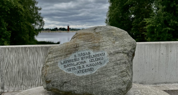 Piemiņas akmens latviešu strēlniekiem,  Ogre