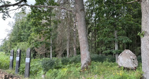 Piemiņas akmens ģenerāļa J. Baloža brigādes kaujas vietā pie Bataru mājām