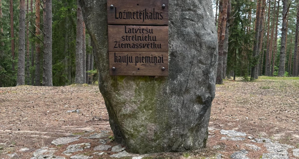 Latviešu strēlnieku Ziemassvētku kauju piemiņai, Ložmetējkalnā