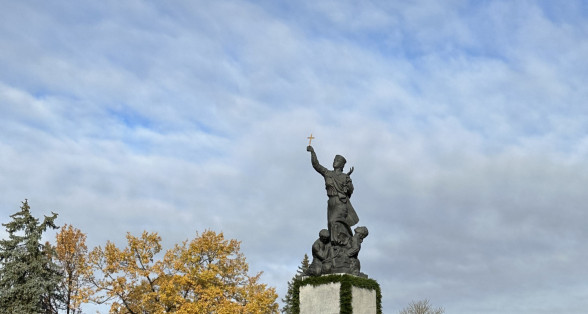 Vienoti Latvijai, Piemineklis Latvijas atbrīvotājiem, Rēzekne, Atbrīvošanas aleja 93