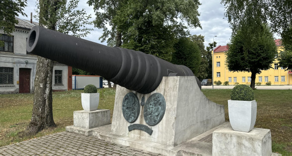 Krusta kazarmas, atbrīvošanas cīņu piemineklis